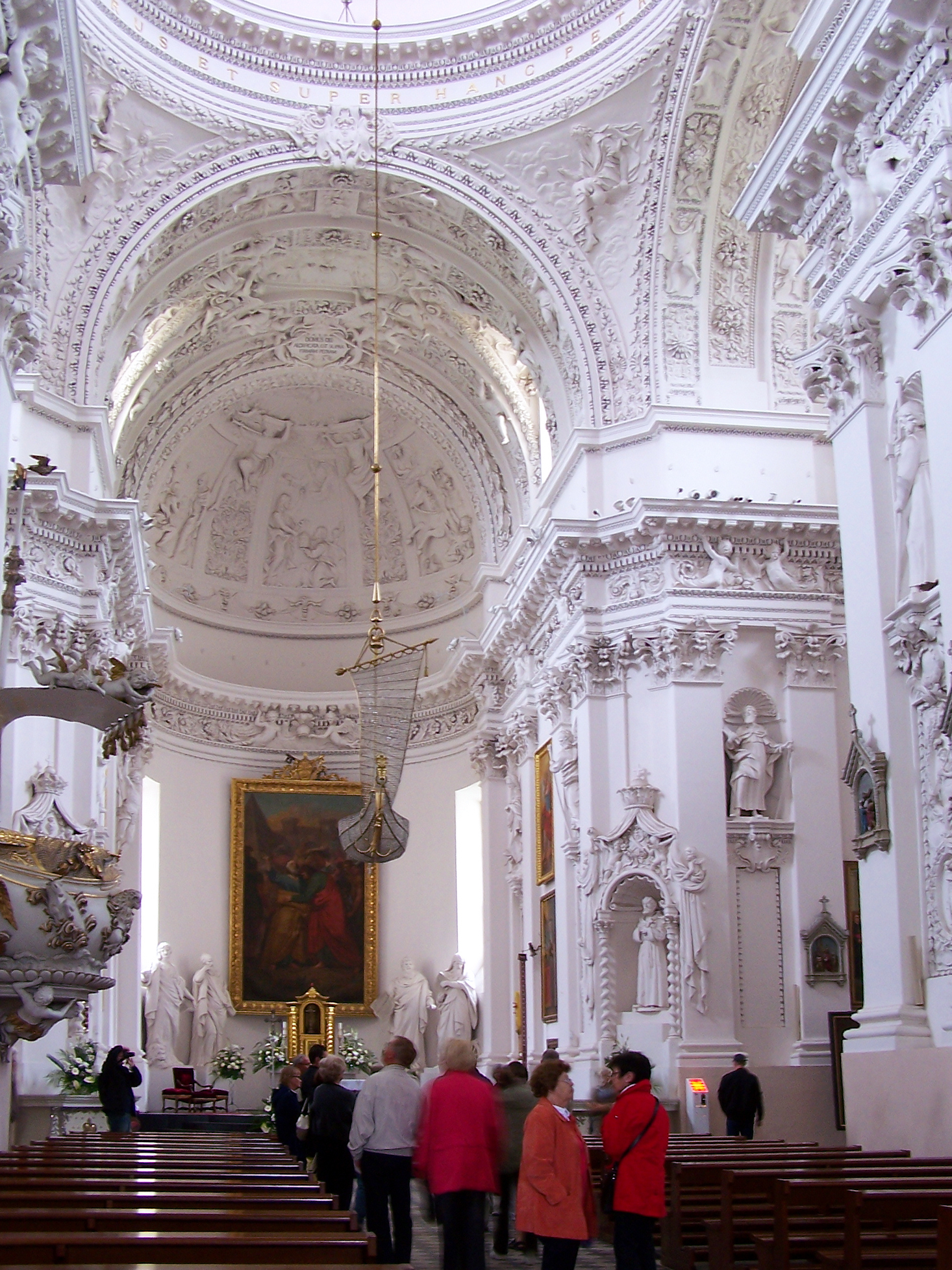 Šv. Petro ir Povilo bažnyčios interjeras, visas padengtas baltomis stiuko skulptūromis.