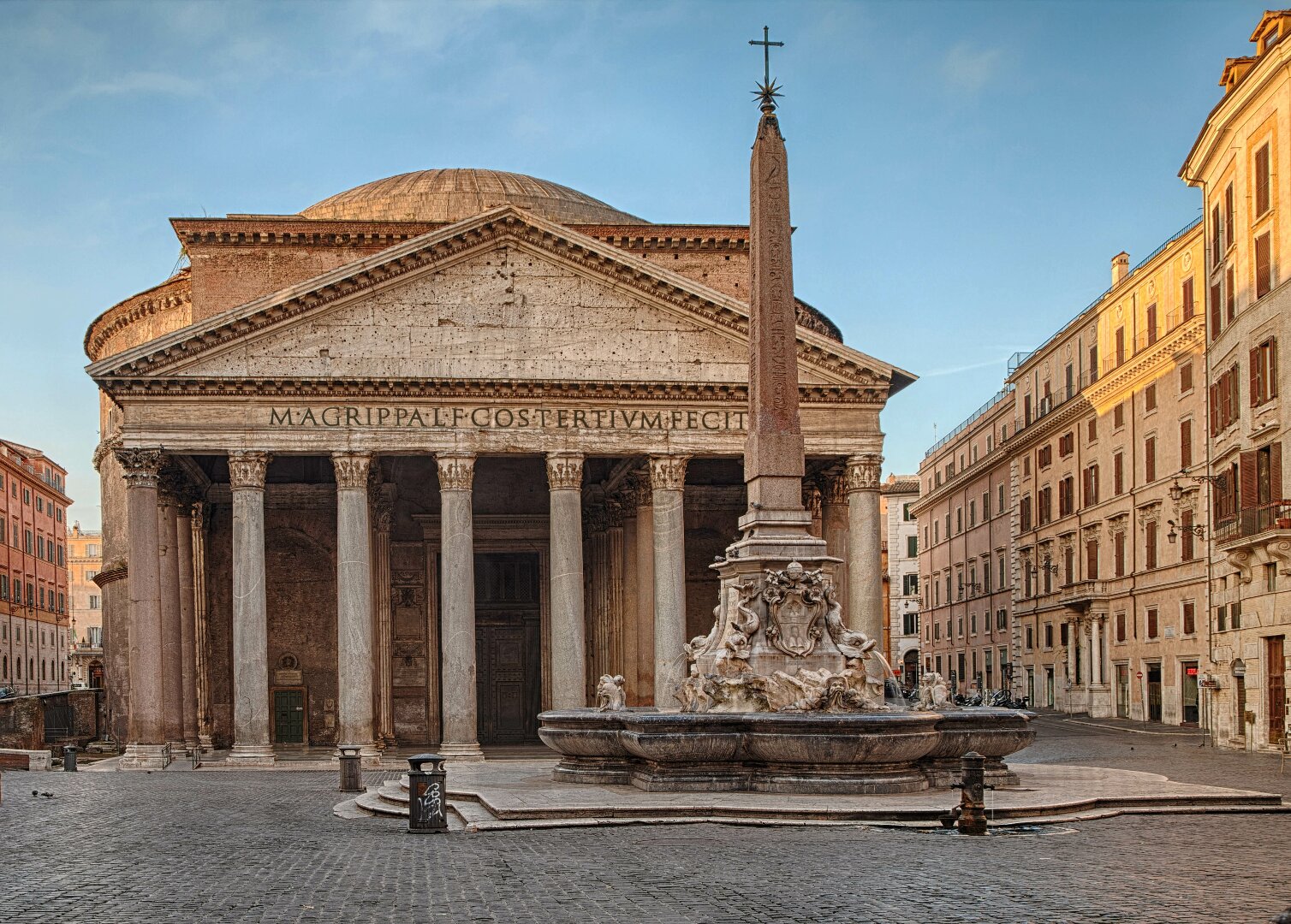 Romos Panteonas su milžinišku kupolu ir apvalia anga viršuje.