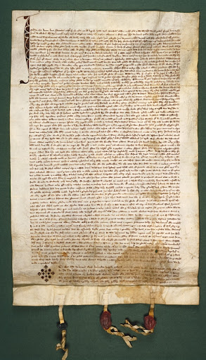 Pergamento lapas su lotynišku tekstu, perrištas virvele.