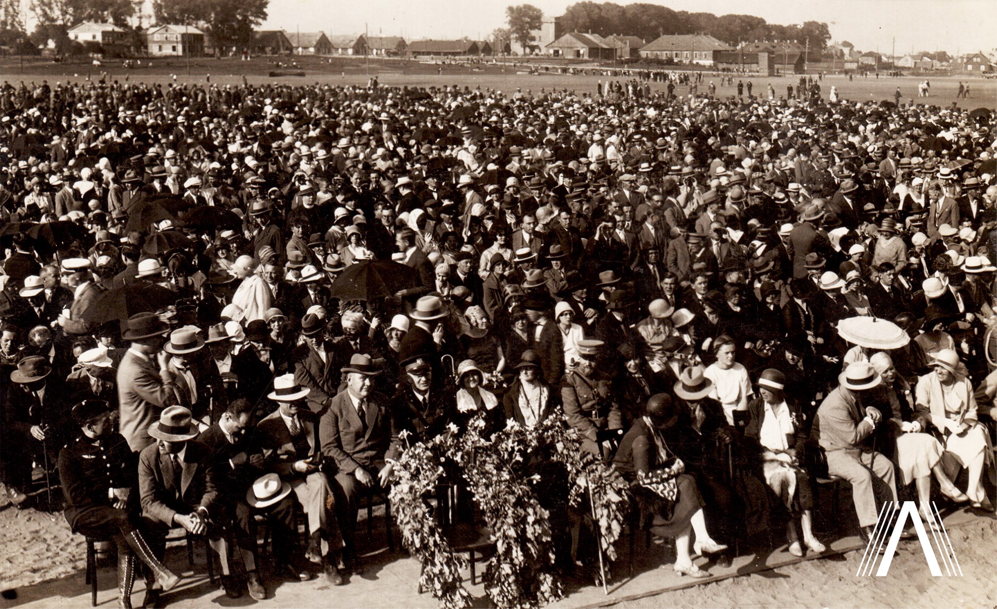 Didžiulė minia žmonių Kaune, laikinojoje sostinėje, švenčia Vytauto Didžiojo jubiliejų.