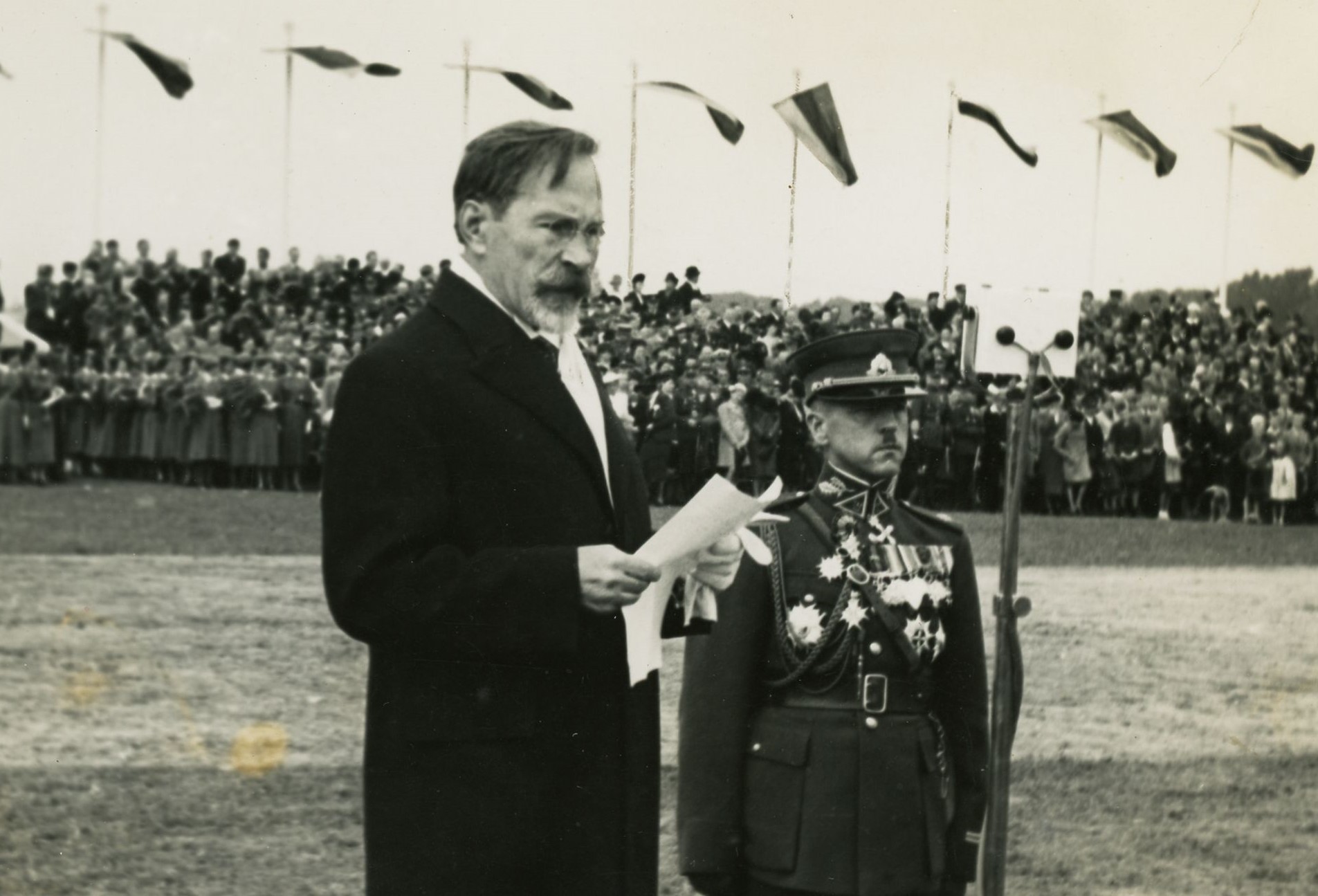 Prezidentas Antanas Smetona kariniame parade Kaune.