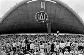 Milžiniška minia žmonių su trispalvėmis Sąjūdžio mitinge Vingio parke.